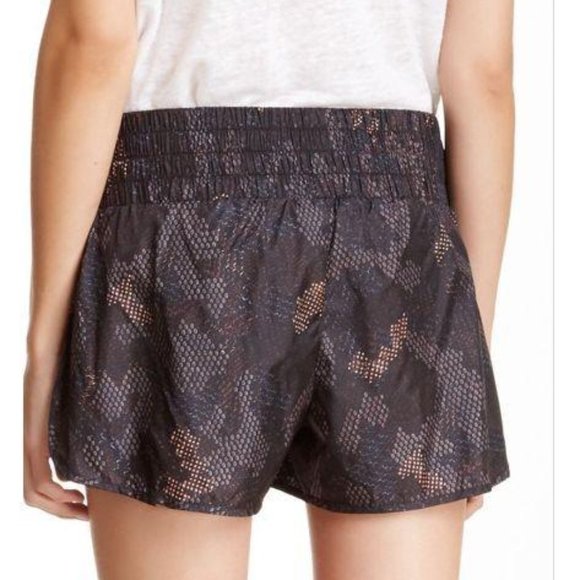 ποΈββοΈ Theory Hye Cylinder Black Print Workout Shorts β L - Picture 3 of 7